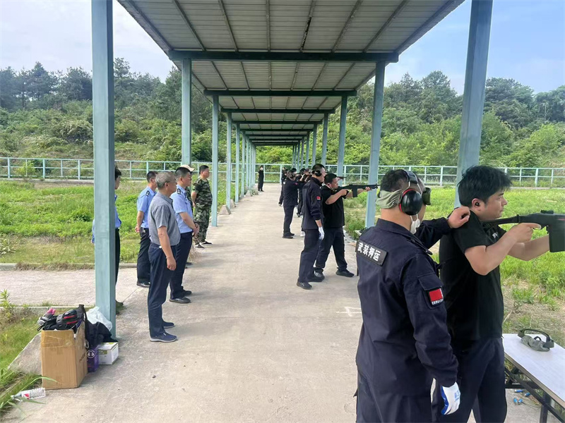 市保安公司組織開展實彈射擊訓練